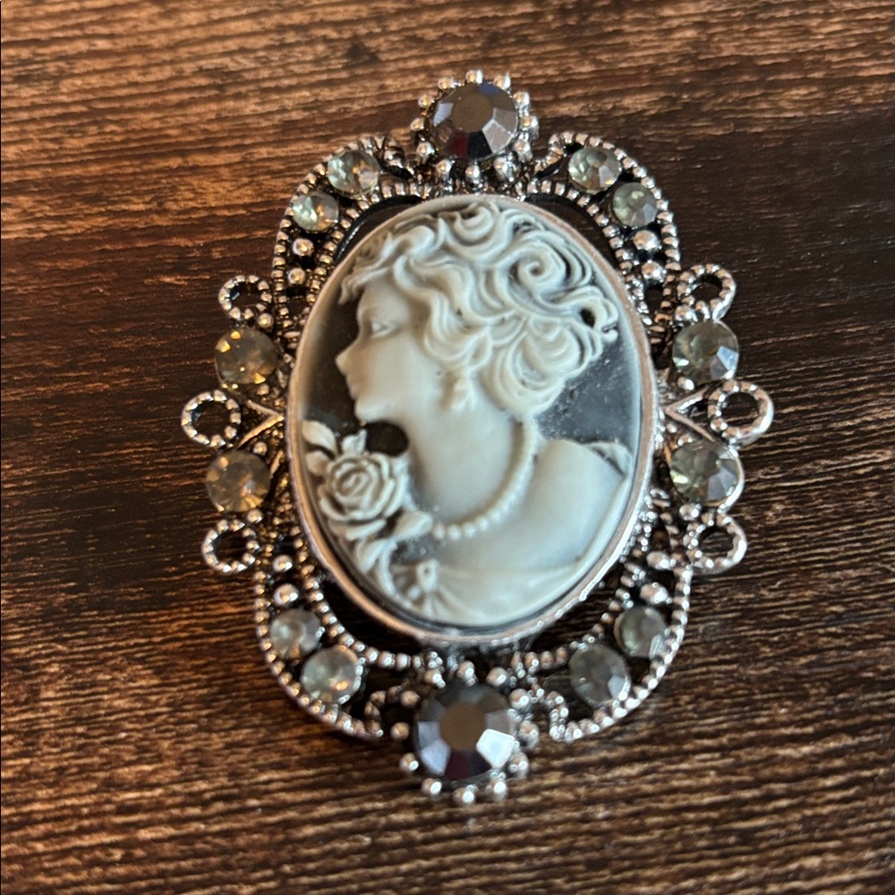 Vintage Style Silver Tone White
Agate Cameo Brooch - Picture 2 of 4
